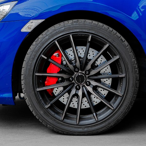 Wheels with red calipers on a blue car 